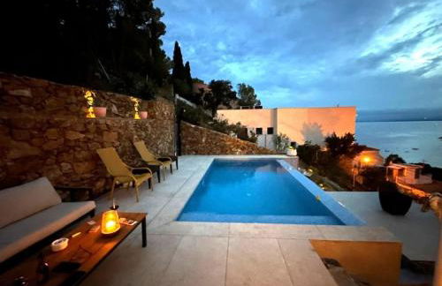 Preciosa casa con piscina desbordante y vistas al mar - Foto 2