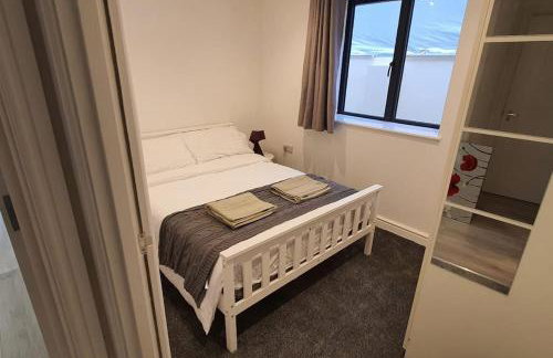 Daisy Lodge - Spacious Two Bed Flat - Parking, Netflix, WIFI - Close to Blenheim Palace & Oxford - F1 - Photo 14