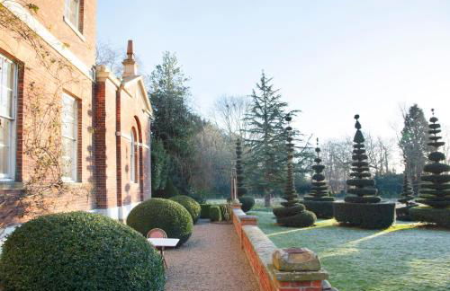 CRESSY HALL - Historic Grade II Listed Manor, Gorgeous Topiary Garden - Foto 18