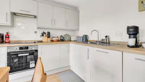 Comfortable 4BR stay in Bourne, Free Parking, Sleeps 7, Families & Contractors Welcome - Foto 4, stove, toaster