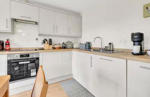 Comfortable 4BR stay in Bourne, Free Parking, Sleeps 7, Families & Contractors Welcome - Foto 4