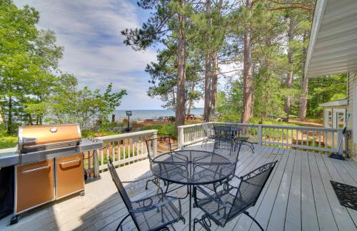 Lakefront Lookout! Private Sand Beach on Superior - Foto 1