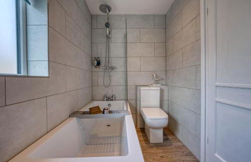 2-Bedroom Modern, Stunning & Stylish Contractor House, Sleeps 4, Prime Portsmouth Location with Free Parking Permit - by Blue Puffin Stays - Foto 26