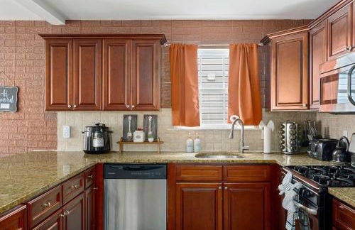 Newark Gem Ruby 3BR, 3BA - Sleeps 14 - Walk to Prudential Center and Newark Penn Station, Near EWR and American Dream Mall, includes Parking - WiFi - Laundry - Backyard - Gym - Foto 7