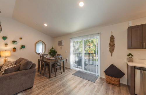 Modern and Stylish KING bed Wifi FREE Parking - Foto 9