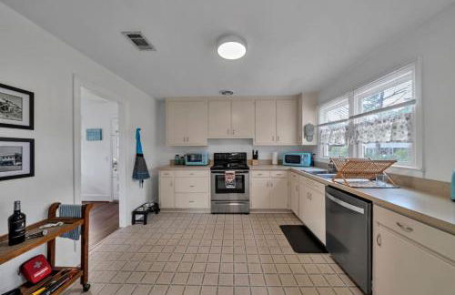 Retro by the Bay Close to Beach Eglin PetFriendly - Foto 32