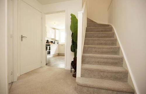 Gregor Place Modern four Bedroom House in Calne with Private Parking, perfect for teams or families staying in the area, Long stays welcome - Photo 19