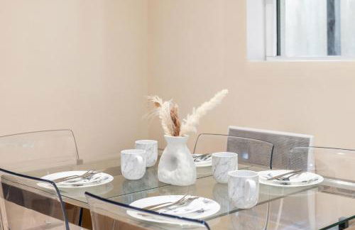 Luxury Apartment - Balcony - Prime Location - Sleeps 5 - Foto 28