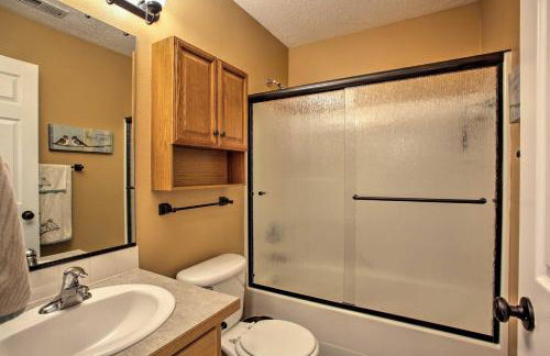 Cozy Getaway with Yard and Patio 4 Mi to Hayden Lake! - Foto 17