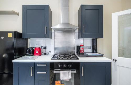 House - Sleeps 8 - Garden - Short Walk to Station - Foto 6