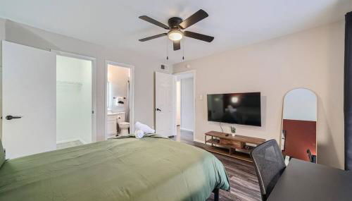 Your Modern 2B Getaway - W/D, Pool, Prkg - 10min to DTWN - Foto 3