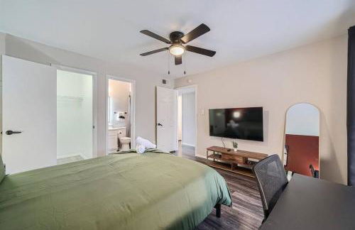 Your Modern 2B Getaway - W/D, Pool, Prkg - 10min to DTWN - Foto 3