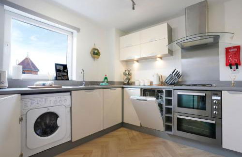 City Centre Apartment with Free Parking, Balcony, Super-Fast Wifi and Smart TV with Netflix by Yoko Property - Photo 17