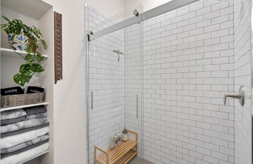 Bus Stop Sally in Historic Walker's Point MKE - Foto 34