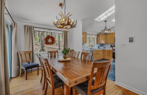 Ma-ple Haven --Wifi, Fireplace, Deck, Fire Pit, Family Friendly, Game Room, Pool Access - Foto 15