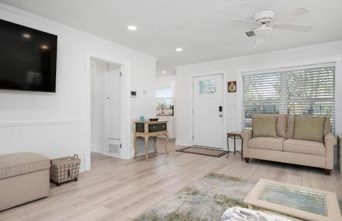 Coastal Vibes! Tropical heated pool home short drive to the beach - Foto 13