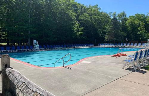 Stylish and Cozy Cabin, Walking Distance to Big Bass Lake - Foto 7