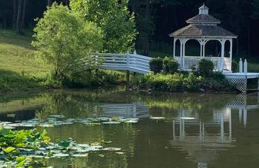 In the Woods by a Pond! Sugar Ranch Guest House! - Foto 1