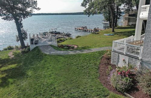 Lakefront estate with breathtaking views and pier! - Foto 15