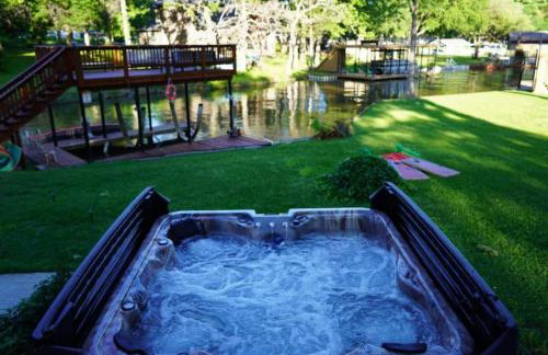 Massive lakefront home with HOT TUB - Foto 10