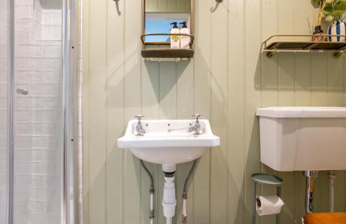 Beautiful 2 Bedroom Cottage in the Cotswolds - Photo 39