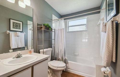 FABULOUS New Decor, Near Dis, Fireplace, Star Wars Children's BR, Next To Pool, LOW rates! - Foto 59