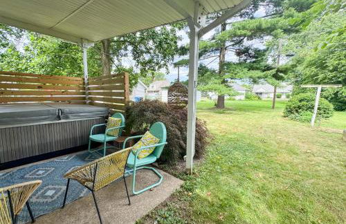 Mid-Century Modern Themed Home with Outdoor Hot Tub - Foto 13