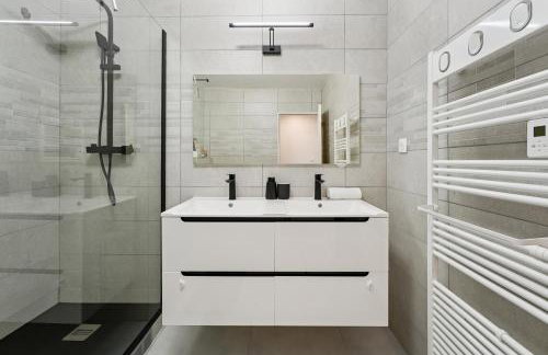 Chic house with a master suite, parking, terrace, and garden - Foto 12