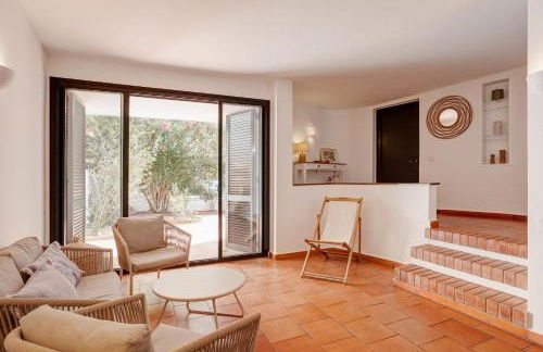 Moradia Tradicional no centro a 100m da Praia - Foto 14