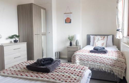 Adrian House, near Hospital, easy parking + garden - Foto 1