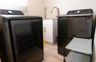 Cozy Roomy family sized apartment on major bus route close to all - Foto 28