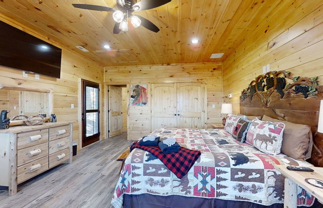 Lazy Bear Lodge 5 Bedroom Cabin by RedAwning - Photo 7