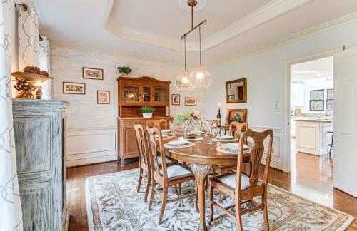 4,100-Sq-Ft Gem with Pool Table and Yard in Raleigh - Foto 8