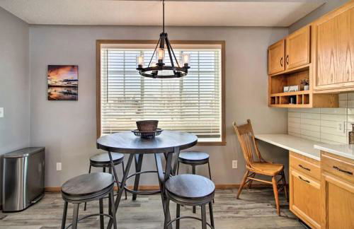 Welcoming West Fargo Retreat w Backyard - Foto 8