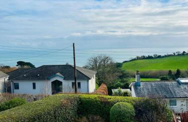 Amazing Large House, Lovely Newly Fitted Kitchen, Sleeps 8 , Nice Views and Garden, Plus a Beach Hut that is Located on Lyme Regis Beach - Photo 10