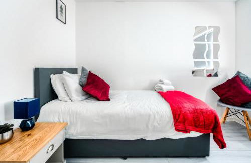 Balloch House -Spacious 3 bed house with on street parking - Photo 13