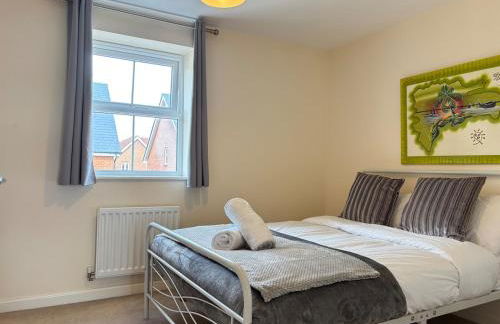 4BR Home - Gym - 3BA - Free Parking - En-suite - Near LGW Airport - Foto 16