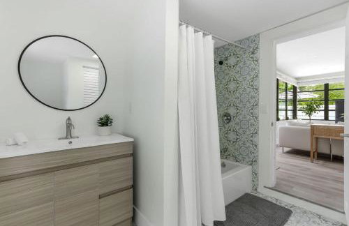 Charming 4BR Oasis with Saltwater Pool and Parking - Foto 25