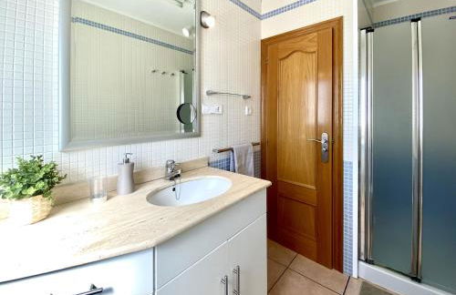 House in front of the beach with sea view - Foto 19