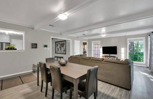 Piney Woods I Ping Pong I By SHSU I TV I Sleeps 11 - Foto 23