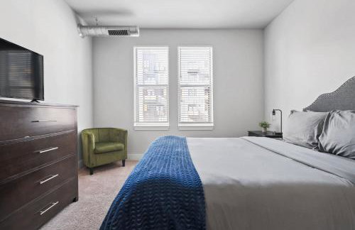 2BR Balcony Suite Gym & Pool Downtown at CityWay - Foto 49