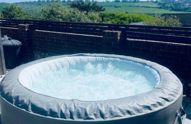 Studio Cabin Retreat with Hot Tub Sea and Downs views in Seaford with own garden - Foto 1