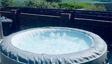 Studio Cabin Retreat with Hot Tub Sea and Downs views in Seaford with own garden - Foto 1