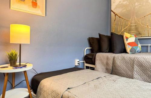 Sleeps 6 Homey 2 Bedroom with 5 Beds and WIFI - Foto 15