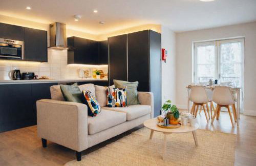 Modern Central 2 Bed Apartment with Parking - Photo 1