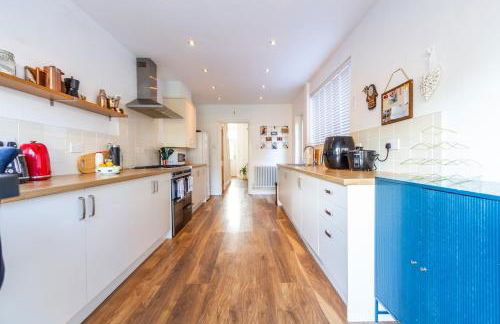 Charming Getaway - 3BR Home in the Heart of Chester - Photo 5