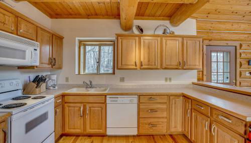 Deck and Pond Views! 2-Acre, Woodsy Rocky Mtn Haven - Foto 2