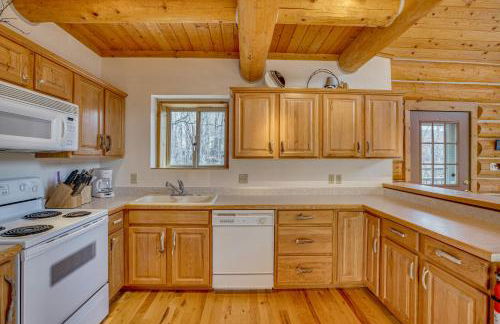 Deck and Pond Views! 2-Acre, Woodsy Rocky Mtn Haven - Foto 2