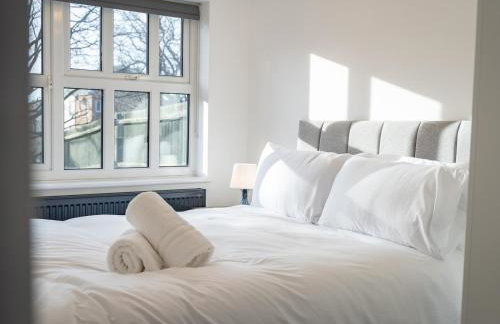 Pass the Keys Stylish 4 Bedroom Home with Parking in Borehamwood - Foto 11