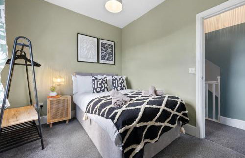 4-Bedroom Stunning Luxe, Spacious & Stylish Design House Bolton, Sleeps 11, with Parking Central Bolton, Links to Manchester, Pet-Friendly, Best For Groups! WORK CONTRACTORS SPECIAL OFFER! - by Blue Puffin Stays - Foto 29